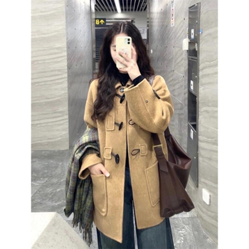 Sieviešu mētelis ar ragu pogām, patchwork paneļi, vidēja garuma, apaļu kaklu, garas piedurknes