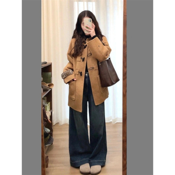 Sieviešu mētelis ar ragu pogām, patchwork paneļi, vidēja garuma, apaļu kaklu, garas piedurknes