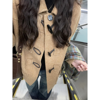 Sieviešu mētelis ar ragu pogām, patchwork paneļi, vidēja garuma, apaļu kaklu, garas piedurknes