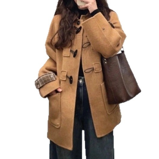 Sieviešu mētelis ar ragu pogām, patchwork paneļi, vidēja garuma, apaļu kaklu, garas piedurknes