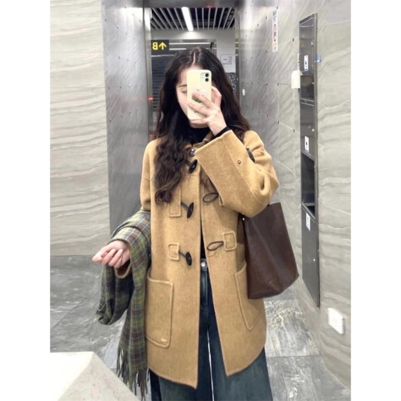 Sieviešu mētelis ar ragu pogām, patchwork paneļi, vidēja garuma, apaļu kaklu, garas piedurknes