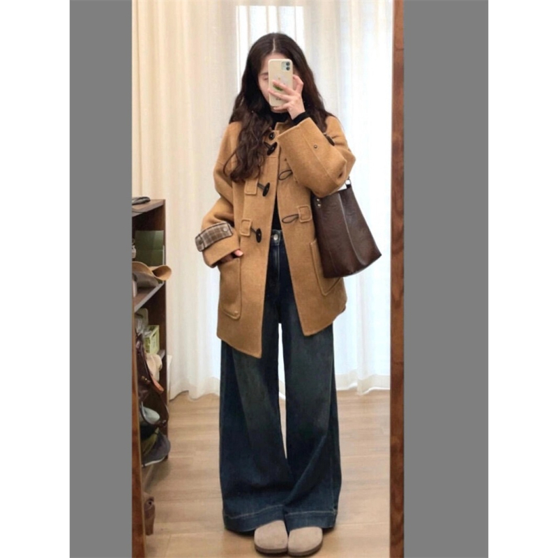 Sieviešu mētelis ar ragu pogām, patchwork paneļi, vidēja garuma, apaļu kaklu, garas piedurknes