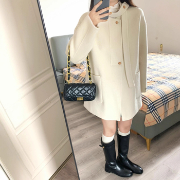 Vilnas mētelis vidēja garuma, iedvesots no Hepburn stila, vienkrāsains, garas piedurknes, vienrindu aizdare