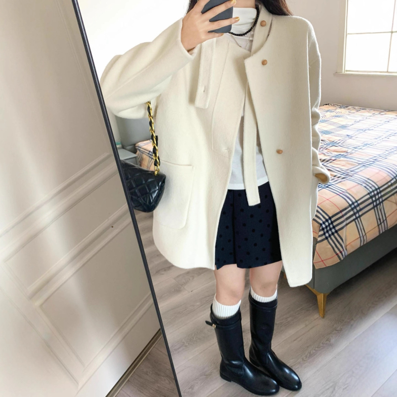 Vilnas mētelis vidēja garuma, iedvesots no Hepburn stila, vienkrāsains, garas piedurknes, vienrindu aizdare