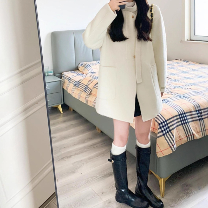 Vilnas mētelis vidēja garuma, iedvesots no Hepburn stila, vienkrāsains, garas piedurknes, vienrindu aizdare