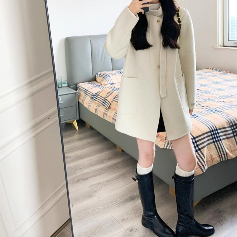 Vilnas mētelis vidēja garuma, iedvesots no Hepburn stila, vienkrāsains, garas piedurknes, vienrindu aizdare