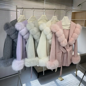 Sievietēm divpusīgs vilnas mētelis ar kapuci, vidēja garuma, kabatās lapsu kažokāde, priekšējais šņorējums