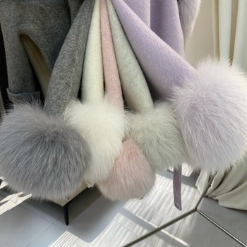 Sievietēm divpusīgs vilnas mētelis ar kapuci, vidēja garuma, kabatās lapsu kažokāde, priekšējais šņorējums