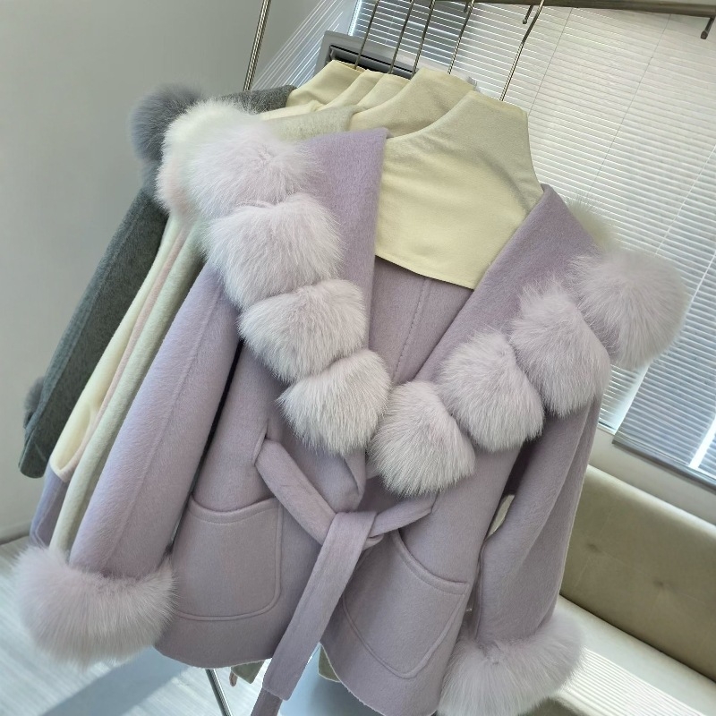 Sievietēm divpusīgs vilnas mētelis ar kapuci, vidēja garuma, kabatās lapsu kažokāde, priekšējais šņorējums