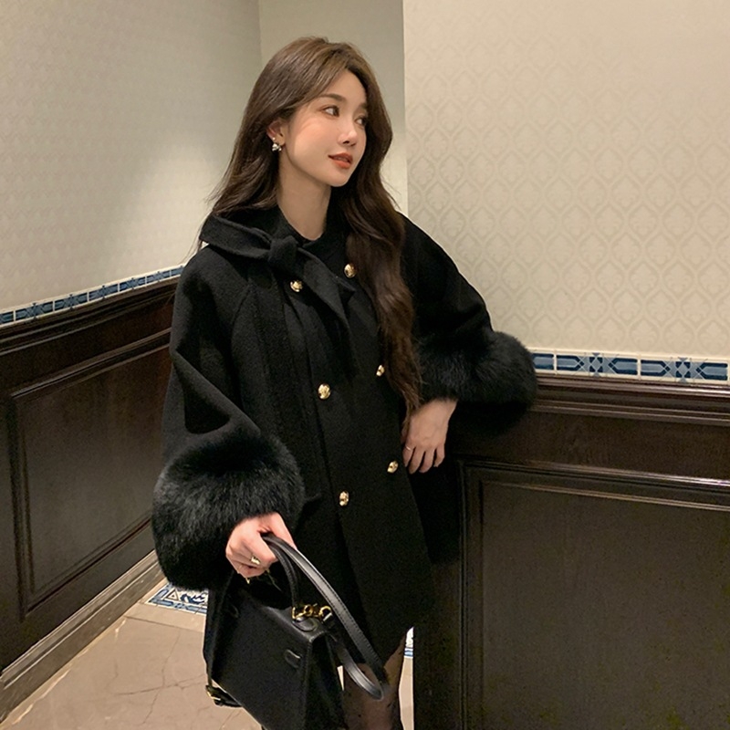 Chenille mētelis ar stāvošu apkakli, dubulta pogu aizdare, vidējā biezuma, garas piedurknes, japāņu-korejiešu brīvā laika stils