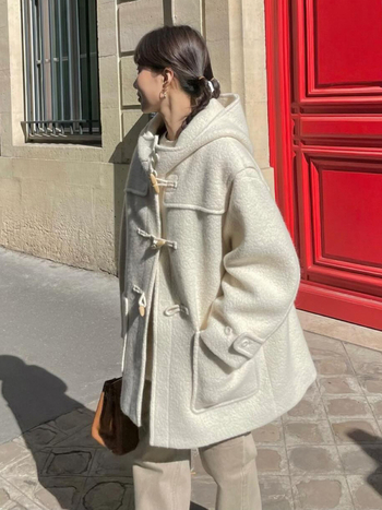 Sieviešu mētelis ar kapuci un raga pogām – vidēja garuma, tweed poliestera audums, brīvs griezums, garas piedurknes, apkakle