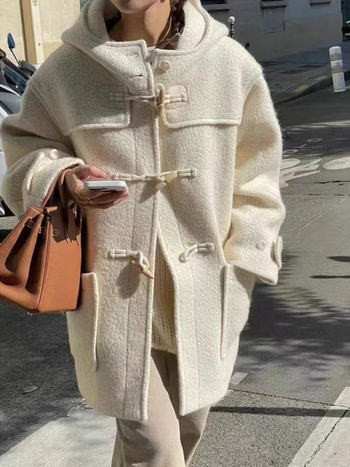 Sieviešu mētelis ar kapuci un raga pogām – vidēja garuma, tweed poliestera audums, brīvs griezums, garas piedurknes, apkakle