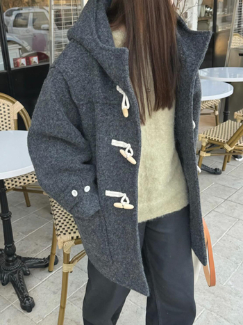 Sieviešu mētelis ar kapuci un raga pogām – vidēja garuma, tweed poliestera audums, brīvs griezums, garas piedurknes, apkakle