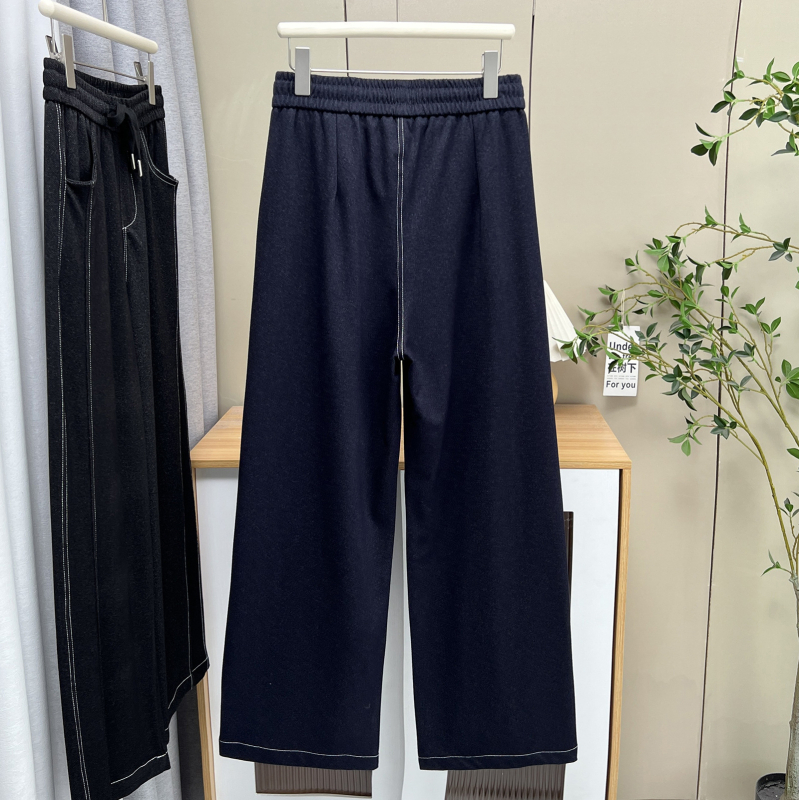 Džinsi no denima, platām kājām ar izvirzītām šuvēm, elastīga josta, 80-90% kokvilnas