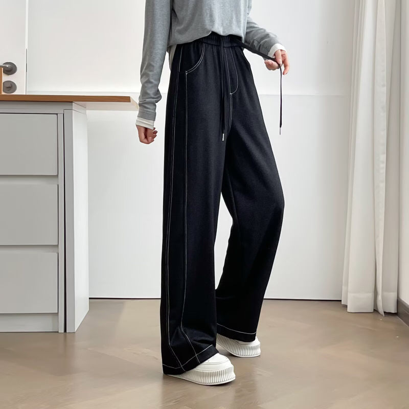 Džinsi no denima, platām kājām ar izvirzītām šuvēm, elastīga josta, 80-90% kokvilnas