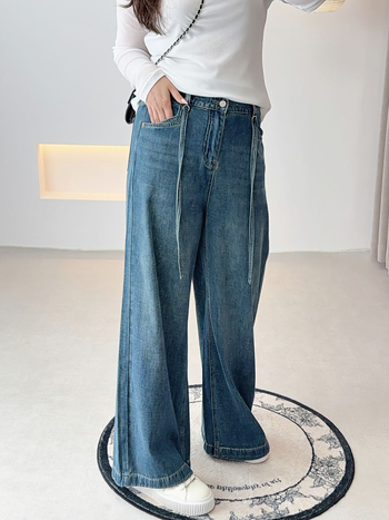 Sievietēm platām kājām džinsi ar augstu vidukli, izmazgāts denims, pūšanas apdare, 90–95% kokvilna, poliester <30%, rudens 2025