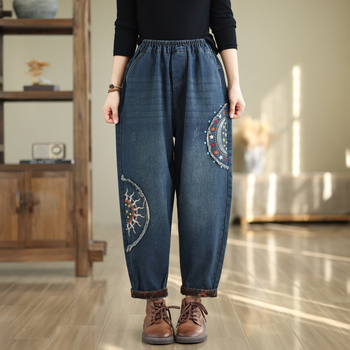 Izšūtas etniskā stila džinsi ar augstu vidukli, elastīga josta, brīvs piegriezums, rudens 2024