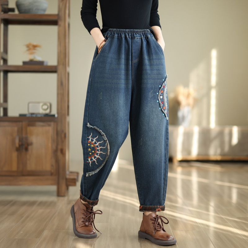 Izšūtas etniskā stila džinsi ar augstu vidukli, elastīga josta, brīvs piegriezums, rudens 2024