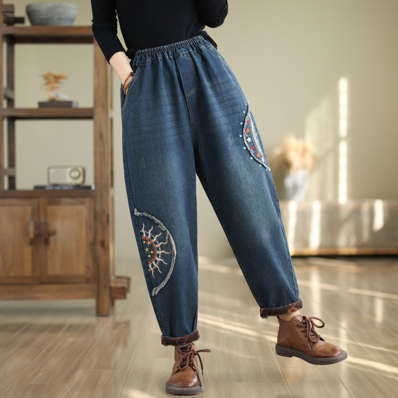 Izšūtas etniskā stila džinsi ar augstu vidukli, elastīga josta, brīvs piegriezums, rudens 2024