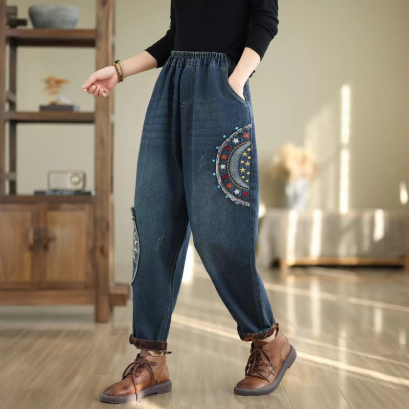 Izšūtas etniskā stila džinsi ar augstu vidukli, elastīga josta, brīvs piegriezums, rudens 2024