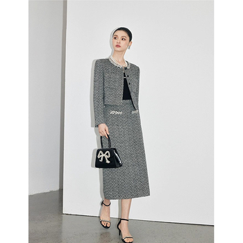 Jesenski ženski kostim komplet: pleteni gornji dio s dugim rukavom, jakna i suknja visokog struka, elegantan uredski stil, patchwork detalj, poliester 70–80%
