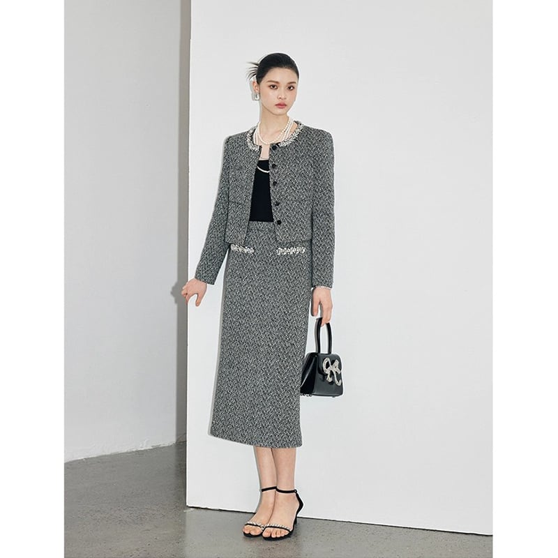 Jesenski ženski kostim komplet: pleteni gornji dio s dugim rukavom, jakna i suknja visokog struka, elegantan uredski stil, patchwork detalj, poliester 70–80%