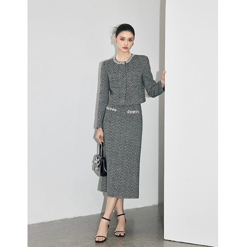 Jesenski ženski kostim komplet: pleteni gornji dio s dugim rukavom, jakna i suknja visokog struka, elegantan uredski stil, patchwork detalj, poliester 70–80%