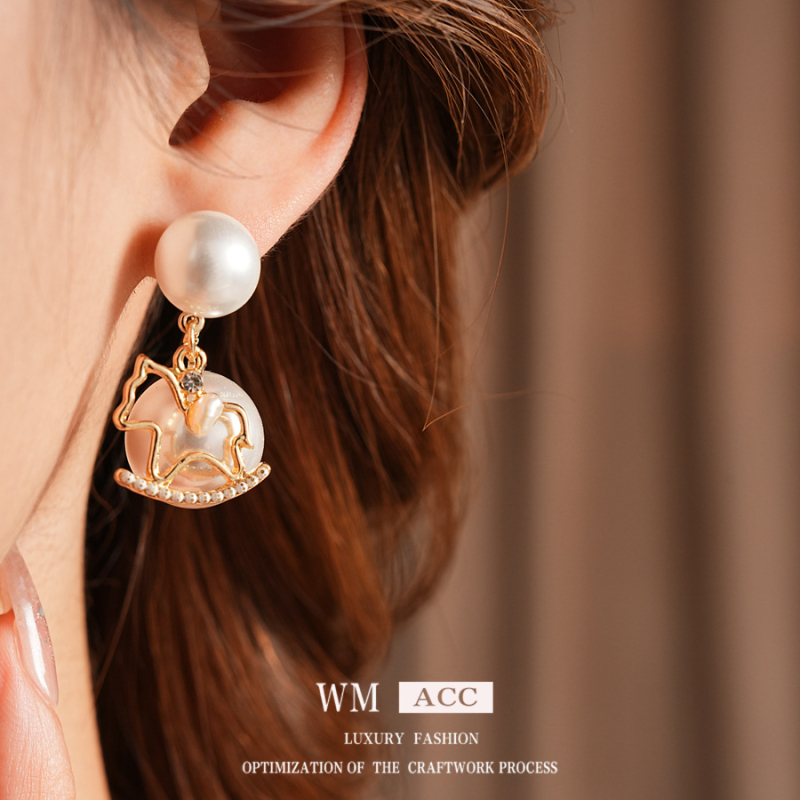 Cercei din perle artificiale și zirconiu, motif animal, stil franțuzesc vintage, design asimetric, post de ureche din oțel