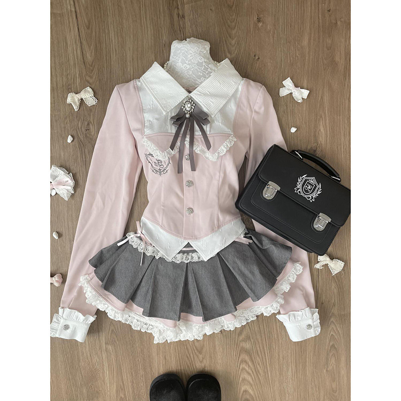 Set din două piese în stil colegiu: cămașă cu detalii collage și fustă plisată, talie înaltă, din poliester, primăvara 2025