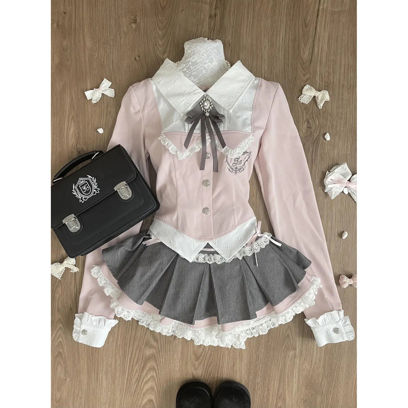 Set din două piese în stil colegiu: cămașă cu detalii collage și fustă plisată, talie înaltă, din poliester, primăvara 2025