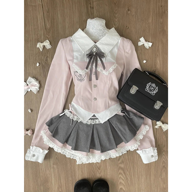 Set din două piese în stil colegiu: cămașă cu detalii collage și fustă plisată, talie înaltă, din poliester, primăvara 2025