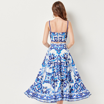 Set din două piese: Top fără mâneci cu imprimare porțelan și cataramă metalică, talie înaltă, fustă lungă în linie A