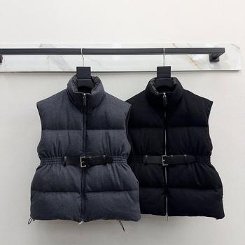 Γυναικείο γιλέκο από μαλλί με γέμισμα από λευκά πούπουλα, διακοσμητικό τρίγωνο λογότυπο, κομψή μέση, σταθερός γιακάς, μπροστινό φερμουάρ, χειμερινή συλλογή 2024