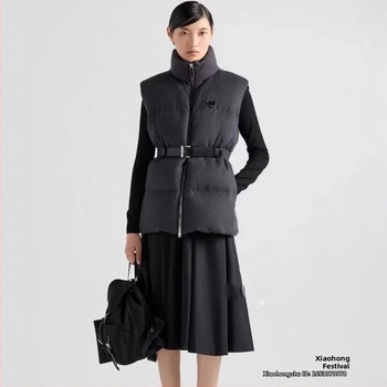 Γυναικείο γιλέκο από μαλλί με γέμισμα από λευκά πούπουλα, διακοσμητικό τρίγωνο λογότυπο, κομψή μέση, σταθερός γιακάς, μπροστινό φερμουάρ, χειμερινή συλλογή 2024