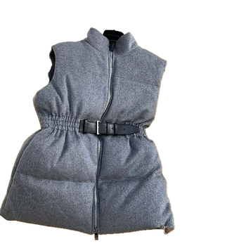 Γυναικείο γιλέκο από μαλλί με γέμισμα από λευκά πούπουλα, διακοσμητικό τρίγωνο λογότυπο, κομψή μέση, σταθερός γιακάς, μπροστινό φερμουάρ, χειμερινή συλλογή 2024