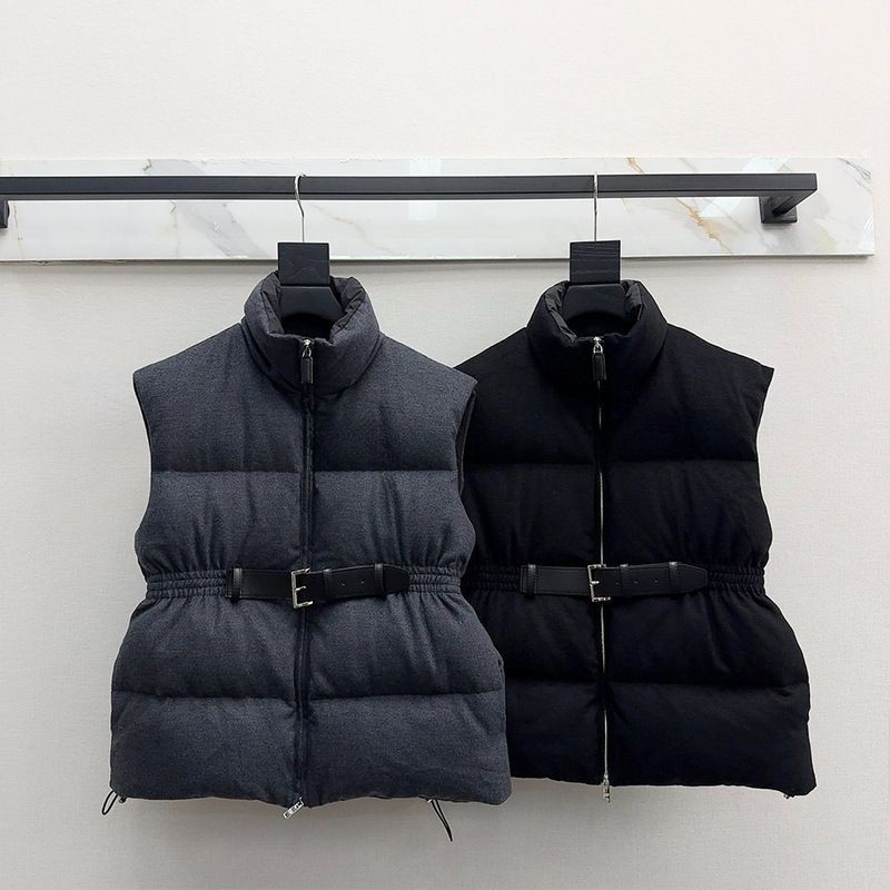 Γυναικείο γιλέκο από μαλλί με γέμισμα από λευκά πούπουλα, διακοσμητικό τρίγωνο λογότυπο, κομψή μέση, σταθερός γιακάς, μπροστινό φερμουάρ, χειμερινή συλλογή 2024