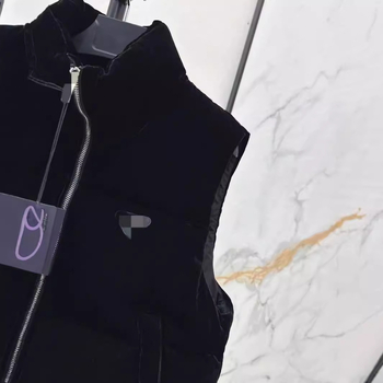 Γυναικείο πλεκτό γιλέκο βελουτέ με γέμισμα από λευκά πάπια πούπουλα, στάντ γιακά, κοντό μήκος, φερμουάρ, μοτίβο με γράμματα