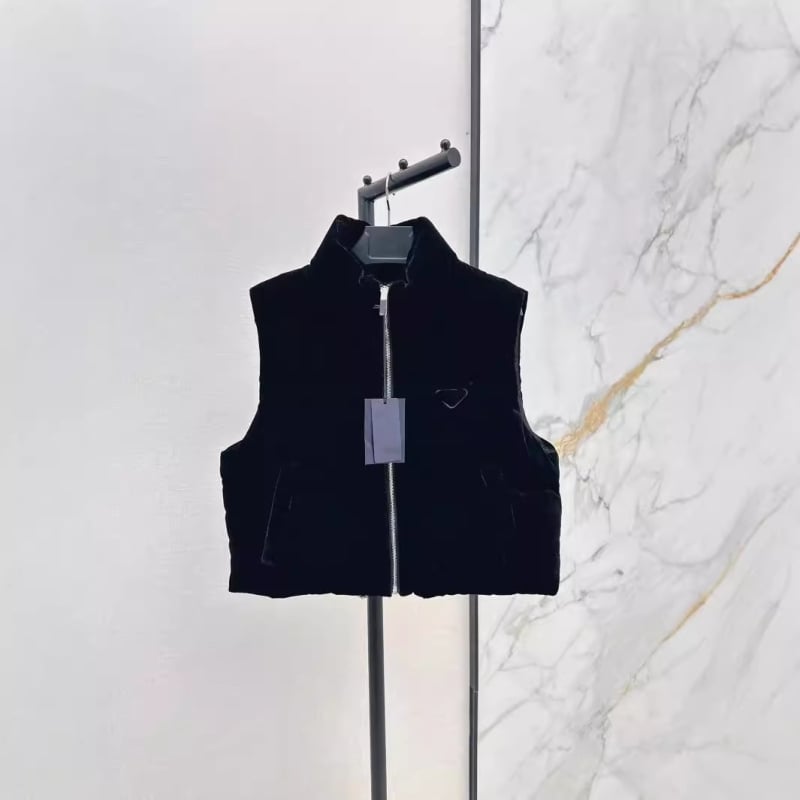 Γυναικείο πλεκτό γιλέκο βελουτέ με γέμισμα από λευκά πάπια πούπουλα, στάντ γιακά, κοντό μήκος, φερμουάρ, μοτίβο με γράμματα