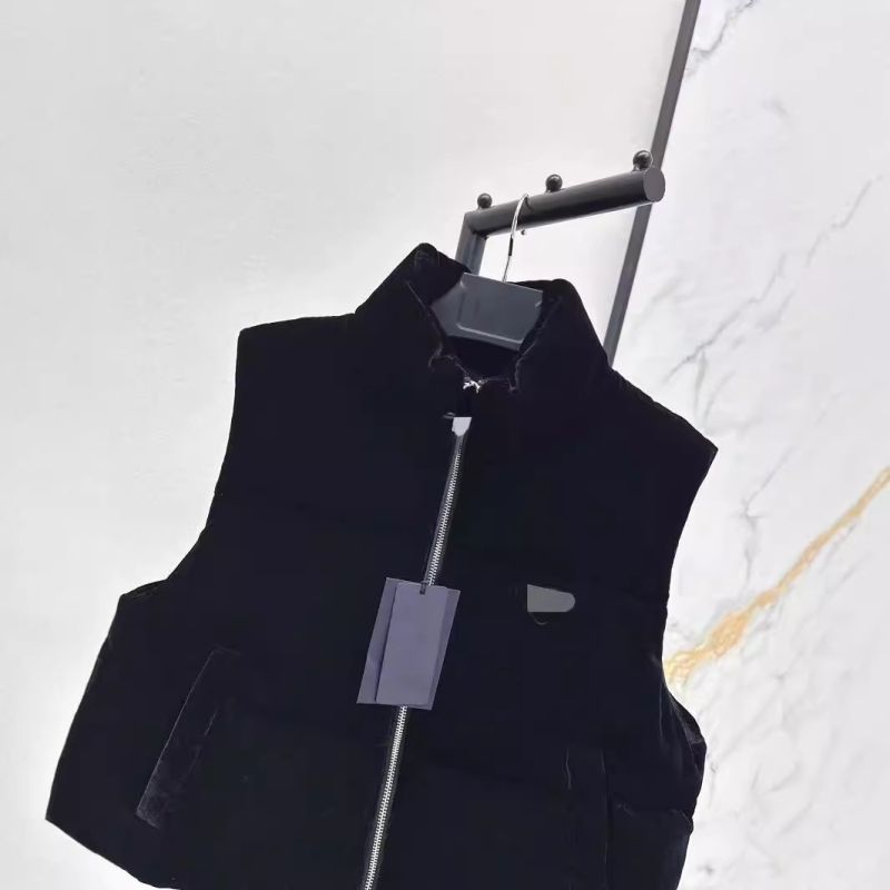 Γυναικείο πλεκτό γιλέκο βελουτέ με γέμισμα από λευκά πάπια πούπουλα, στάντ γιακά, κοντό μήκος, φερμουάρ, μοτίβο με γράμματα