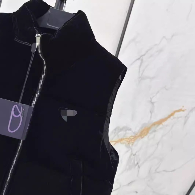 Γυναικείο πλεκτό γιλέκο βελουτέ με γέμισμα από λευκά πάπια πούπουλα, στάντ γιακά, κοντό μήκος, φερμουάρ, μοτίβο με γράμματα