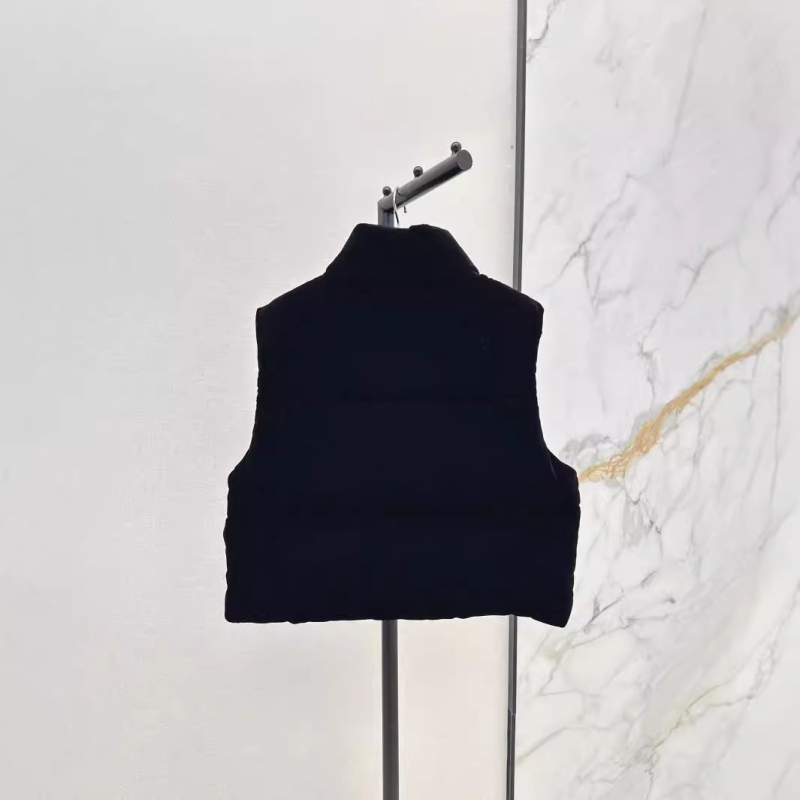 Γυναικείο πλεκτό γιλέκο βελουτέ με γέμισμα από λευκά πάπια πούπουλα, στάντ γιακά, κοντό μήκος, φερμουάρ, μοτίβο με γράμματα