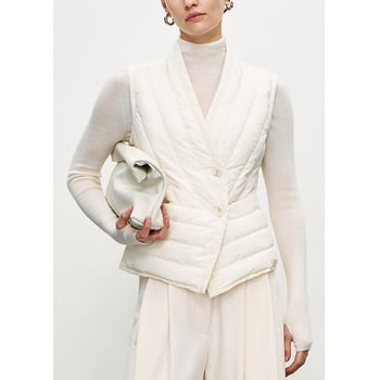 Vesta de puf pentru femei, fără guler, fără mâneci, croială regulară, exterior din nylon, 86–90% puf de rață, 51–100 g umplere, lungime 50–65 cm, închidere frontală cu un singur rând de nasturi, iarnă 2025