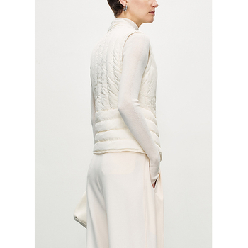 Vesta de puf pentru femei, fără guler, fără mâneci, croială regulară, exterior din nylon, 86–90% puf de rață, 51–100 g umplere, lungime 50–65 cm, închidere frontală cu un singur rând de nasturi, iarnă 2025