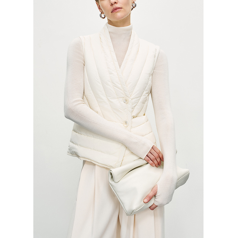 Vesta de puf pentru femei, fără guler, fără mâneci, croială regulară, exterior din nylon, 86–90% puf de rață, 51–100 g umplere, lungime 50–65 cm, închidere frontală cu un singur rând de nasturi, iarnă 2025