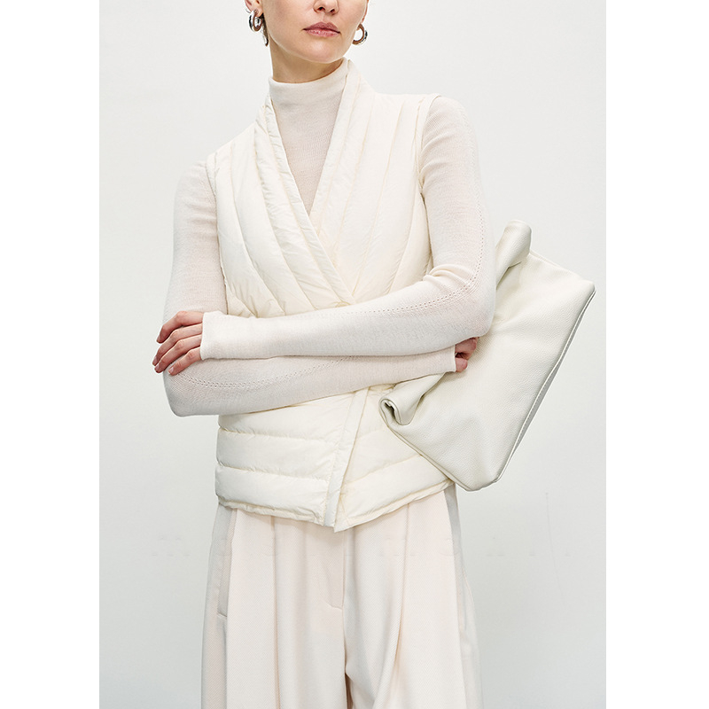 Vesta de puf pentru femei, fără guler, fără mâneci, croială regulară, exterior din nylon, 86–90% puf de rață, 51–100 g umplere, lungime 50–65 cm, închidere frontală cu un singur rând de nasturi, iarnă 2025