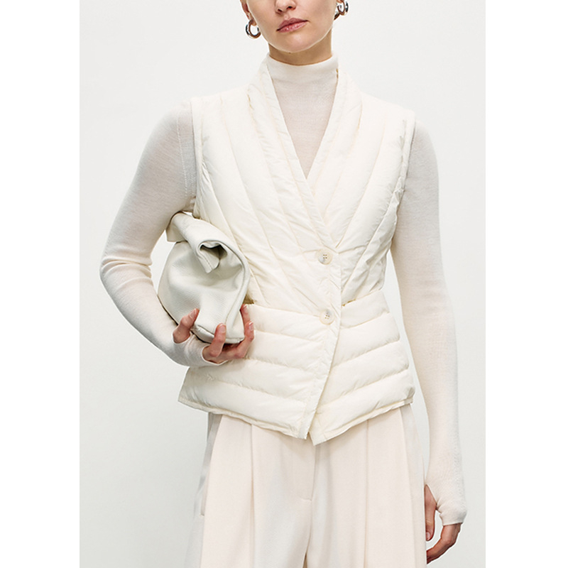 Vesta de puf pentru femei, fără guler, fără mâneci, croială regulară, exterior din nylon, 86–90% puf de rață, 51–100 g umplere, lungime 50–65 cm, închidere frontală cu un singur rând de nasturi, iarnă 2025