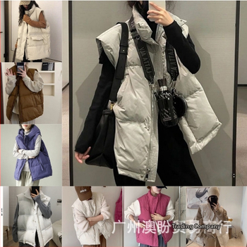 Γυναικείο γιλέκο με πούπουλα, χαλαρή γραμμή, με φερμουάρ, γέμισμα από λευκό πούπουλο πάπιας, εξωτερικός ύφασμα βαμβάκι-πολυεστέρας, μήκος 50–65 cm, λαιμόκοψη ανοιχτών ώμων