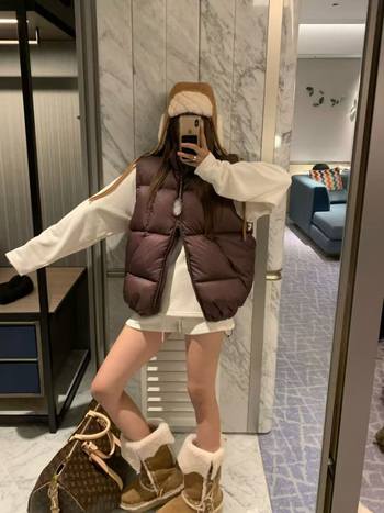 Vestă din nylon cu puf de gâscă 86–90%, croială lejeră, fermoar, guler înalt, lungime medie, iarnă 2025, casual femei