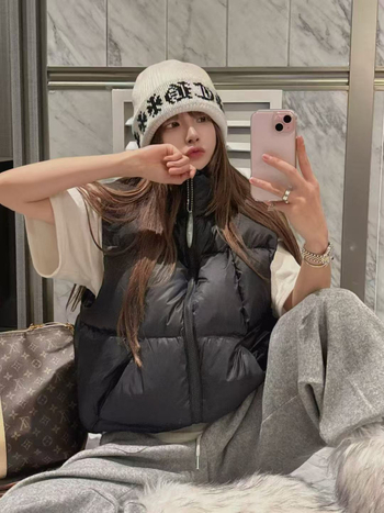 Vestă din nylon cu puf de gâscă 86–90%, croială lejeră, fermoar, guler înalt, lungime medie, iarnă 2025, casual femei