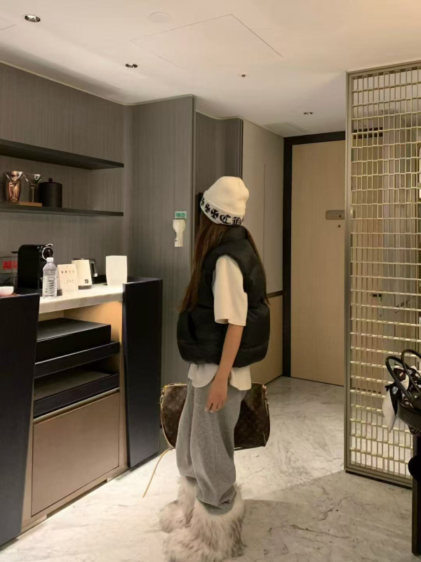 Vestă din nylon cu puf de gâscă 86–90%, croială lejeră, fermoar, guler înalt, lungime medie, iarnă 2025, casual femei